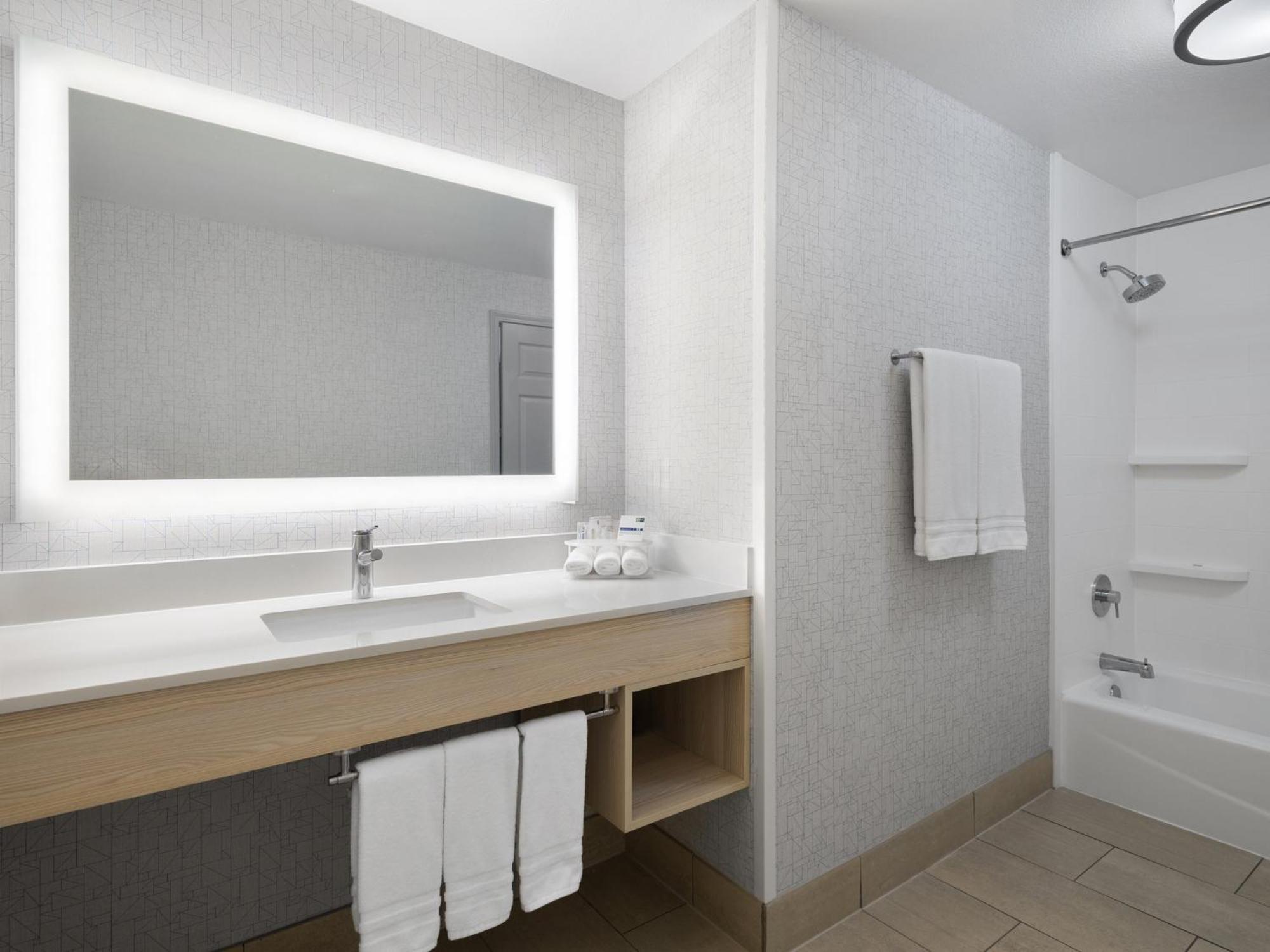 Holiday Inn Express Fort Bragg By Ihg Exterior foto