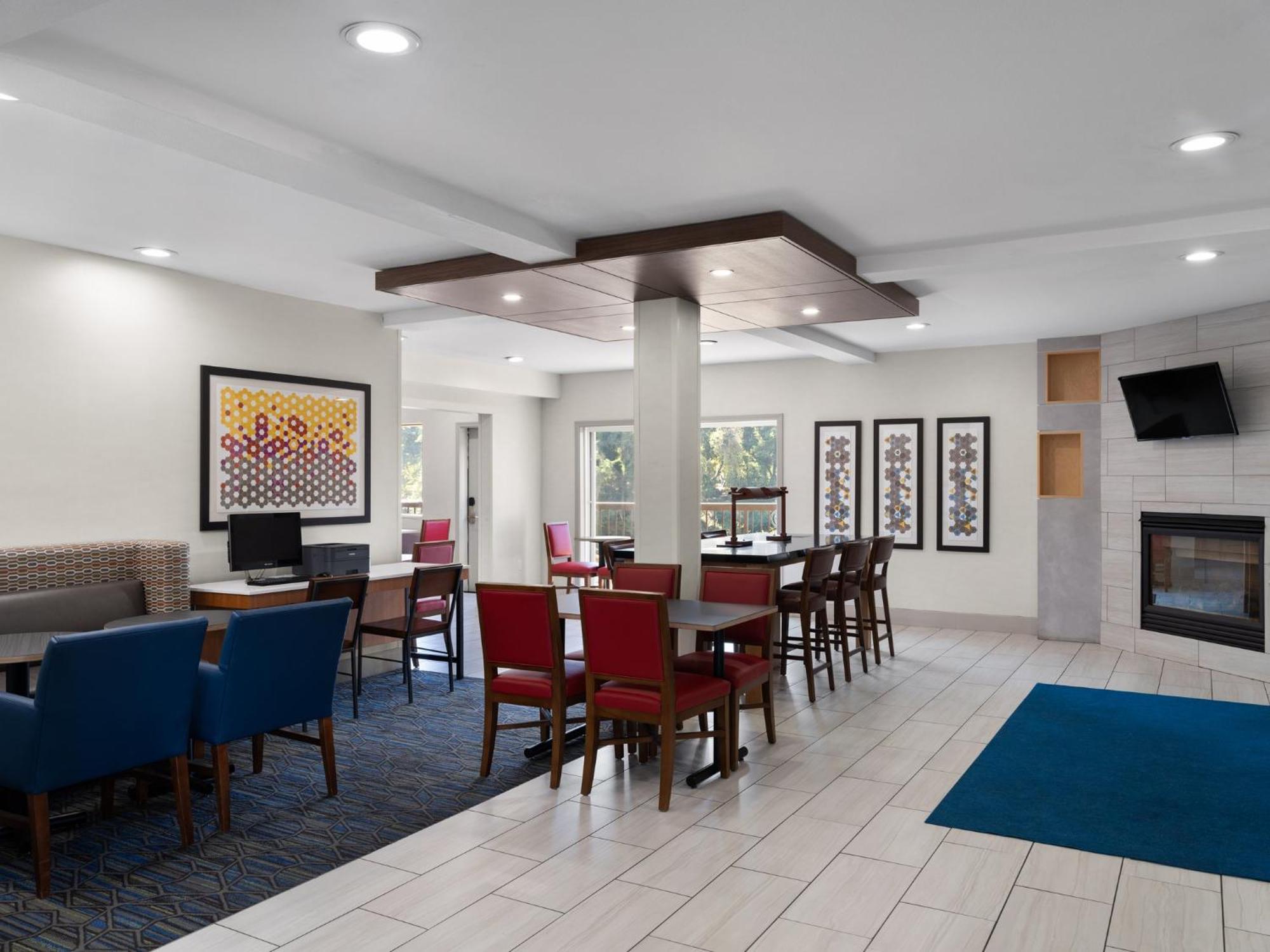 Holiday Inn Express Fort Bragg By Ihg Exterior foto
